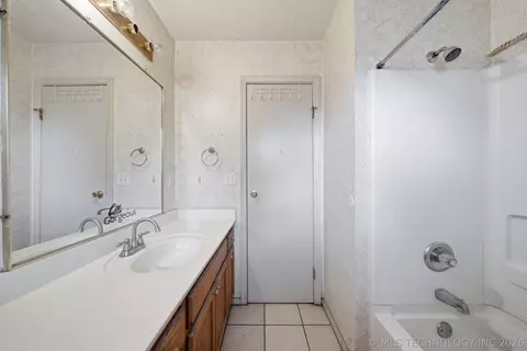 Bath - 422 E 25th St, Okmulgee, OK 74447 photo 2 of 2