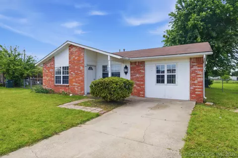 Exterior - 422 E 25th St, Okmulgee, OK 74447 photo 2 of 3