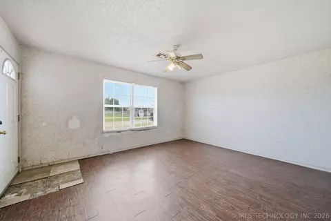 Living - 422 E 25th St, Okmulgee, OK 74447 photo 3 of 8