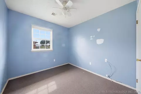 Bedroom - 422 E 25th St, Okmulgee, OK 74447 photo 3 of 3