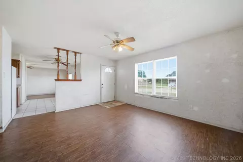 Living - 422 E 25th St, Okmulgee, OK 74447 photo 4 of 8