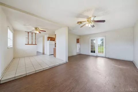 Living - 422 E 25th St, Okmulgee, OK 74447 photo 7 of 8