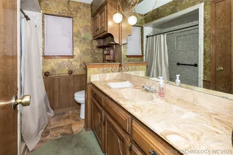 Bath - 1914 Windsor Dr, Duncan, OK 73533 photo 1 of 5