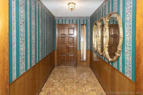 Entry Way - 1914 Windsor Dr, Duncan, OK 73533 photo 1 of 1
