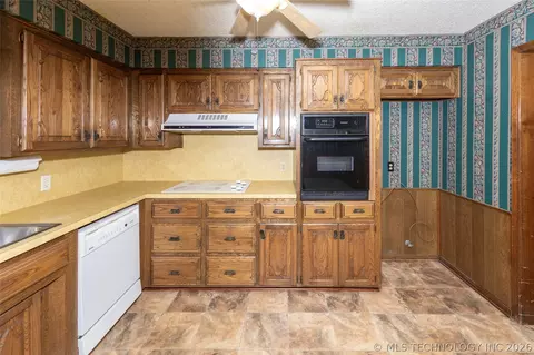 Kitchen - 1914 Windsor Dr, Duncan, OK 73533 photo 2 of 2