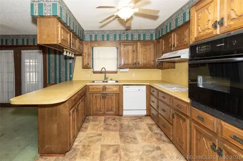 Kitchen - 1914 Windsor Dr, Duncan, OK 73533 photo 1 of 2