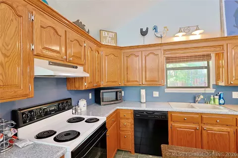 Kitchen - 424808 E 1166 Rd, Eufaula, OK 74432 photo 5 of 5