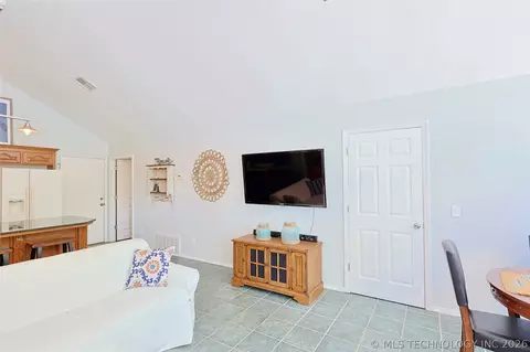 Living - 424808 E 1166 Rd, Eufaula, OK 74432 photo 4 of 4