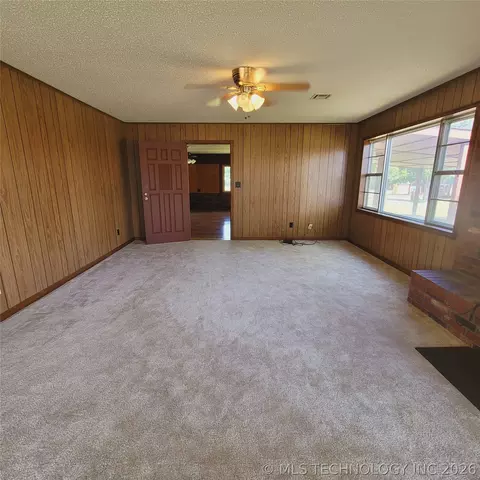 Living - 414250 E 1074 Rd, Checotah, OK 74426 photo 4 of 6
