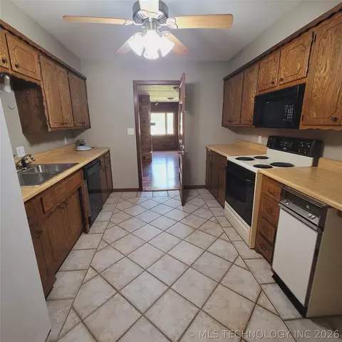 Kitchen - 414250 E 1074 Rd, Checotah, OK 74426 photo 1 of 1