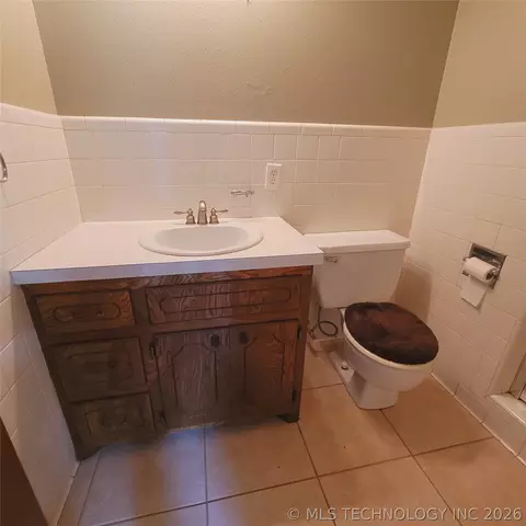 Bath - 414250 E 1074 Rd, Checotah, OK 74426 photo 3 of 4