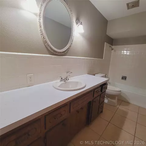 Bath - 414250 E 1074 Rd, Checotah, OK 74426 photo 2 of 4