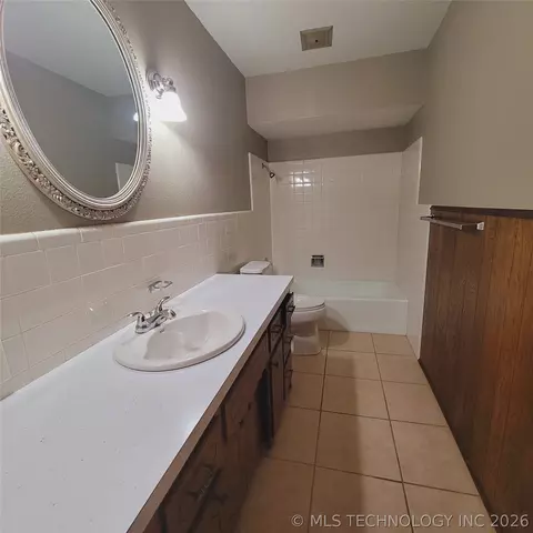 Bath - 414250 E 1074 Rd, Checotah, OK 74426 photo 1 of 4