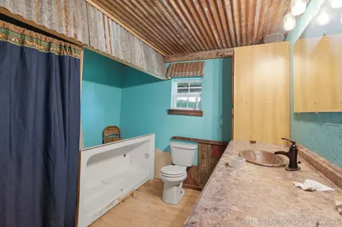 Bath - 448672 1011 Rd, Gore, OK 74435 photo 2 of 2