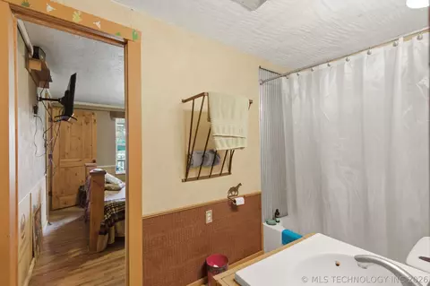 Bath - 448672 1011 Rd, Gore, OK 74435 photo 1 of 2