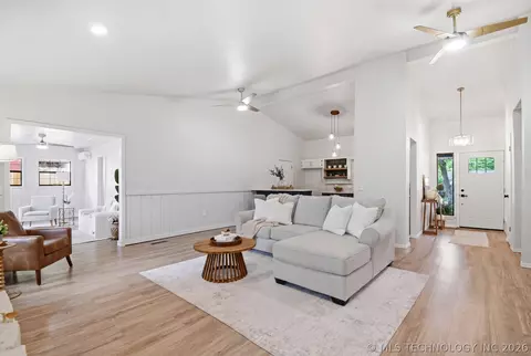 Living - 505 E Waco St, Broken Arrow, OK 74011 photo 3 of 3