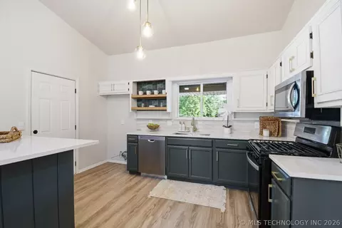 Kitchen - 505 E Waco St, Broken Arrow, OK 74011 photo 2 of 3