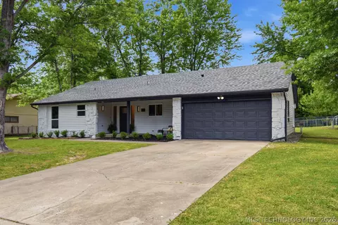Exterior - 505 E Waco St, Broken Arrow, OK 74011 photo 3 of 6