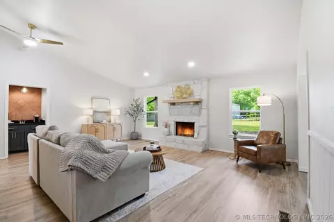 Living - 505 E Waco St, Broken Arrow, OK 74011 photo 2 of 3