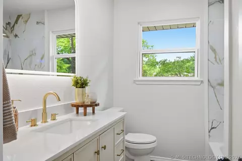 Bath - 505 E Waco St, Broken Arrow, OK 74011 photo 3 of 4
