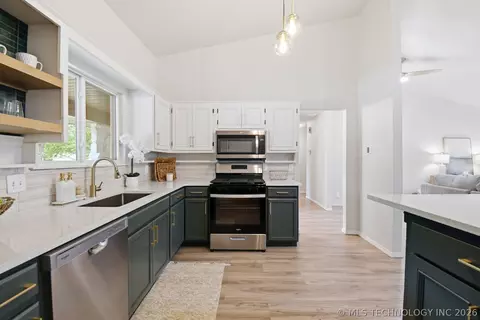 Kitchen - 505 E Waco St, Broken Arrow, OK 74011 photo 3 of 3