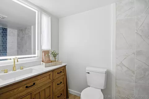 Bath - 505 E Waco St, Broken Arrow, OK 74011 photo 2 of 4