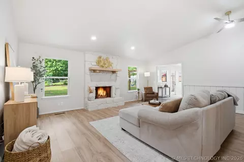 Living - 505 E Waco St, Broken Arrow, OK 74011 photo 1 of 3