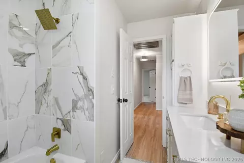 Bath - 505 E Waco St, Broken Arrow, OK 74011 photo 4 of 4