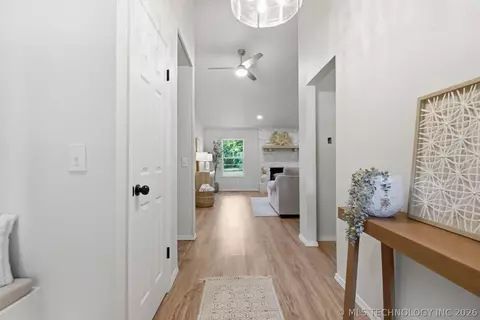 Entry Way - 505 E Waco St, Broken Arrow, OK 74011 photo 1 of 2