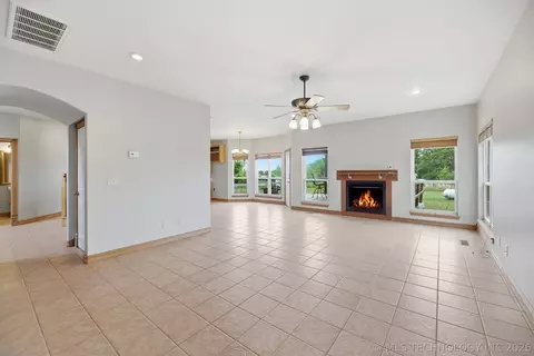 Living - 20499 Us Highway 64 Way, Haskell, OK 74436 photo 4 of 10