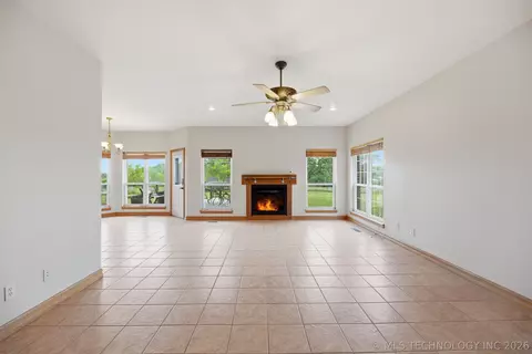 Living - 20499 Us Highway 64 Way, Haskell, OK 74436 photo 3 of 10
