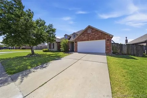 Exterior - 21110 E 40th St, Broken Arrow, OK 74014 photo 2 of 2
