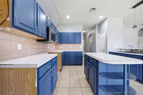 Kitchen - 21110 E 40th St, Broken Arrow, OK 74014 photo 2 of 3