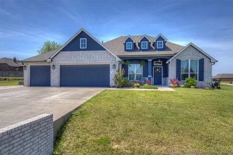 4502 S Holly Dr, Sand Springs, OK 74063