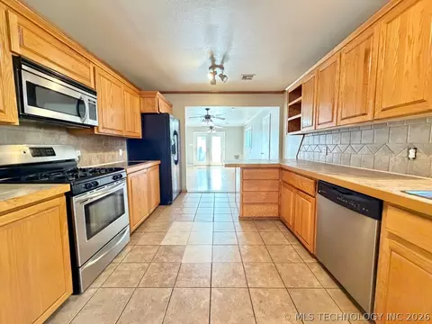 Kitchen - 3408 E 4th Pl, Tulsa, OK 74112 photo 4 of 6
