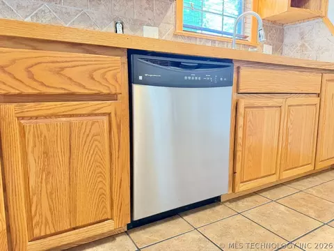 Kitchen - 3408 E 4th Pl, Tulsa, OK 74112 photo 5 of 6