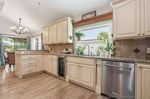 Kitchen - 3733 E 64th Pl, Tulsa, OK 74136 photo 4 of 5