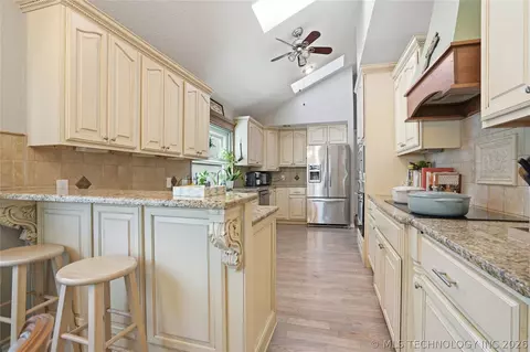 Kitchen - 3733 E 64th Pl, Tulsa, OK 74136 photo 1 of 5