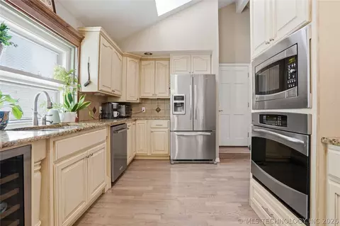 Kitchen - 3733 E 64th Pl, Tulsa, OK 74136 photo 2 of 5