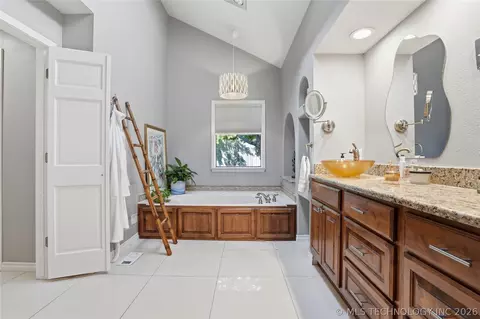 Bath - 3733 E 64th Pl, Tulsa, OK 74136 photo 2 of 9