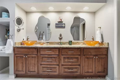 Bath - 3733 E 64th Pl, Tulsa, OK 74136 photo 5 of 9