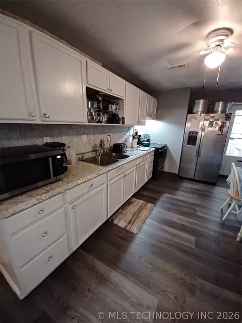 Kitchen - 416747 Delaware Dr, Checotah, OK 74426 photo 1 of 3