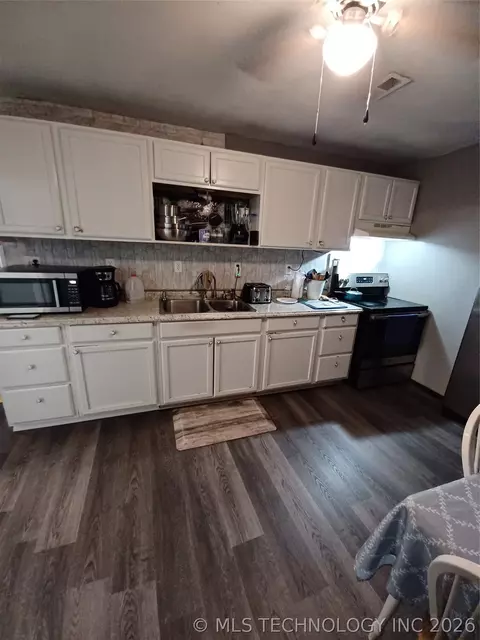 Kitchen - 416747 Delaware Dr, Checotah, OK 74426 photo 3 of 3