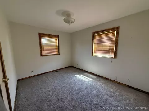 Bedroom - 1445 E Oak St, Cushing, OK 74023 photo 3 of 4