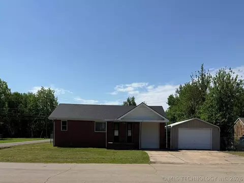 Exterior - 1445 E Oak St, Cushing, OK 74023 photo 3 of 6