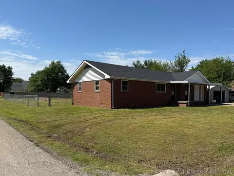 Exterior - 1445 E Oak St, Cushing, OK 74023 photo 4 of 6