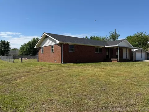 Exterior - 1445 E Oak St, Cushing, OK 74023 photo 5 of 6