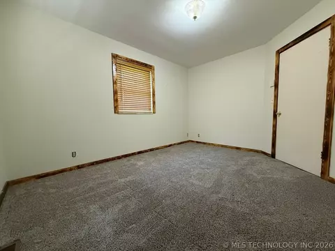 Bedroom - 1445 E Oak St, Cushing, OK 74023 photo 2 of 4
