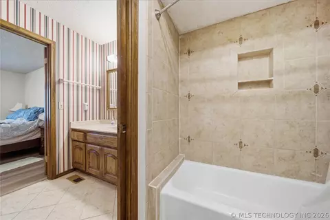 Bath - 5717 E 97th Pl S, Tulsa, OK 74137 photo 2 of 6