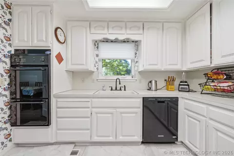 Kitchen - 5717 E 97th Pl S, Tulsa, OK 74137 photo 5 of 6
